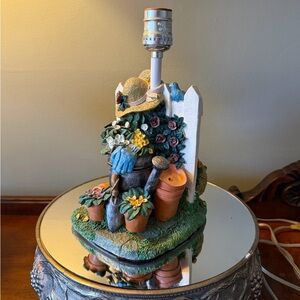 Charming Garden-Themed Table Lamp
